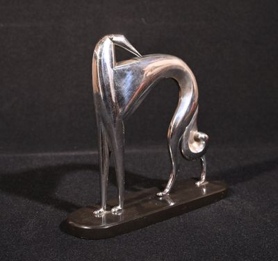 sculpture en argent représentant un lévrier sur fond noir