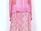 robe rose avec motif floral et encolure col sur base mannequin