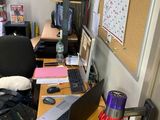 un bureau sur lequel se trouvent un ordinateur portable et un ordinateur portable