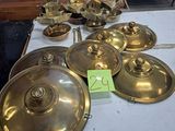 une table sur laquelle sont posés de nombreux objets en laiton