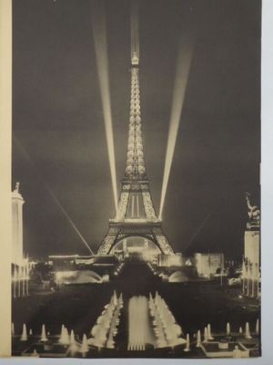 Photographie en noir et blanc de la tour Eiffel illuminée la nuit