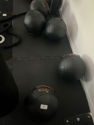 un tapis noir avec des balles dessus, dans une pièce