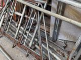 un tas de vieilles chaises en métal dans un garage