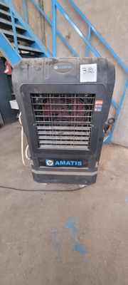 un petit radiateur posé par terre à côté de l'escalier