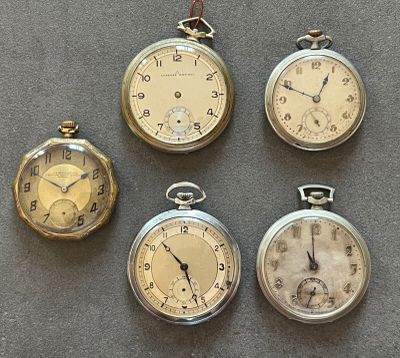 plusieurs types de montres de poche sont exposés sur une table