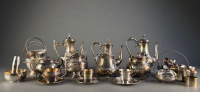 beaucoup d'objets en argent posés sur une table