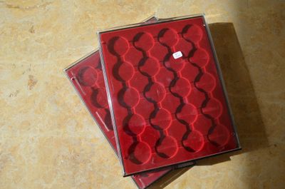 trois CD empilés les uns sur les autres sur une table