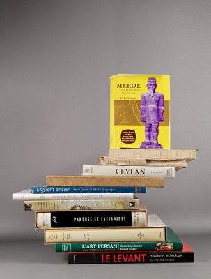 plusieurs livres empilés sur une table