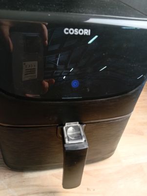 un gros plan d'un téléphone portable dans son étui