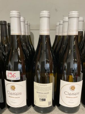 plusieurs bouteilles de vin sont alignées sur un comptoir