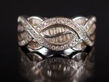 gros plan d'une bague en diamant sur une surface noire