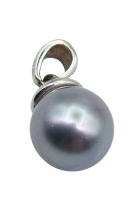 an image of a black pearl pendant on a white background