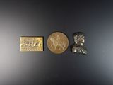 trois pièces d'or et d'argent sur un fond noir