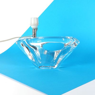 un saladier en verre transparent surmonté d'une lampe
