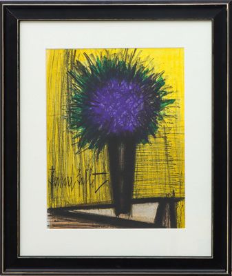 tableau représentant une fleur violette dans un vase noir sur fond jaune