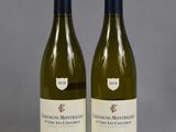 deux bouteilles de vin blanc posées l'une à côté de l'autre sur une table