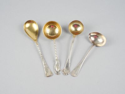 quatre cuillères en argent et en or, une cuillère en or et une cuillère en argent, une cuillère en or et une cuillère en argent, une cuillère en or et une cuillère en argent, une cuillère en or et une cuillère en argent, une cuillère en or et une cuillère en argent, et une
