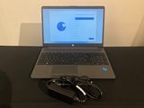 un ordinateur portable posé sur une table avec un chargeur
