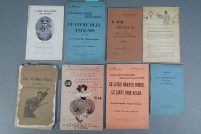 Plusieurs livres sont disposés en cercle sur une table.