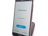 a cell phone that is sitting on top of a stand