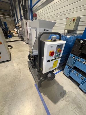 une machine qui se trouve au milieu d'un entrepôt