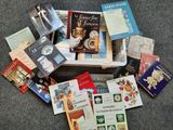 un grand nombre de livres posés sur le sol