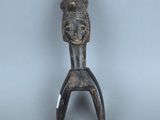 une petite figurine en bronze représentant une femme coiffée d'un chapeau
