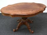 une petite table avec un plateau en bois sur un sol recouvert de moquette