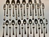 beaucoup de cuillères en argent et de cuillères sur une table