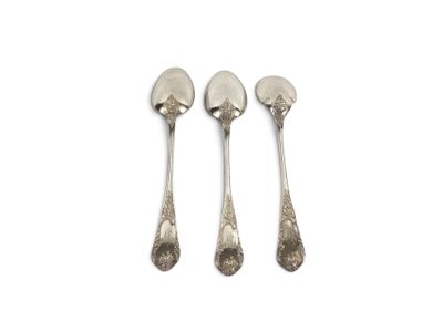 trois cuillères et une fourchette en argent sur une surface blanche