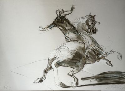 dessin représentant une femme à cheval, sur une image en noir et blanc