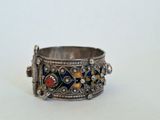 gros plan d'un bracelet en argent sur une surface blanche