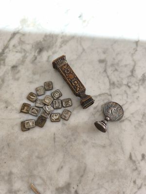 un grand nombre d'objets différents posés sur une table