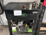un établi noir sur lequel sont posés de nombreux outils