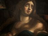 une peinture à l'huile représentant une femme aux longs cheveux assise sur une chaise