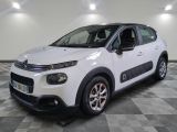 la citrole blanche est garee sur un carrelage en damier