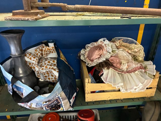 Lot d’objets de brocante, étains, poupées et divers