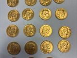 un tas de pièces d'or posées sur une feuille de papier