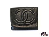un gros plan d'un portefeuille en cuir noir orné d'un logo