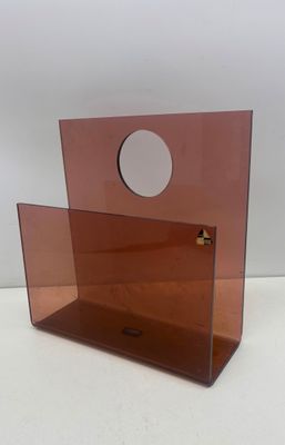 un gros plan d'un porte-revues posé sur une table