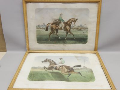 deux reproductions encadrées représentant des chevaux et des jockeys en pleine course dans un champ