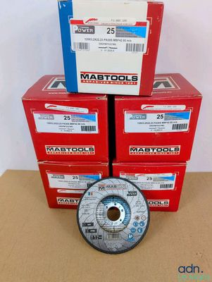 une pile de trois boîtes surmontée d'un disque