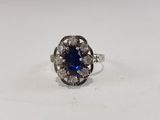 Gros plan sur une bague contenant une pierre bleue