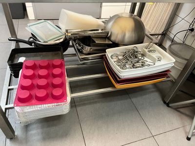 une table sur laquelle sont disposés tout un tas de plats