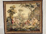 une image d'une tapisserie accrochée au mur d'une pièce