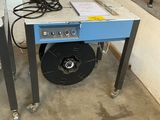 une machine posée sur une table dans une pièce