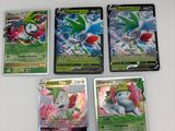 Quatre cartes Pokémon sont posées sur une table avec un fond blanc.