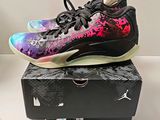 Chaussures de basket Nike Air Jordan XX Low multicolores, présentées dans leur boîte