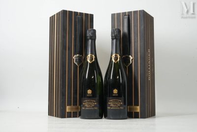 deux bouteilles de champagne dans un coffret en bois posé sur une table