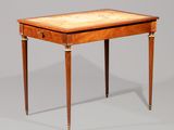 l'image d'une petite table avec un tiroir